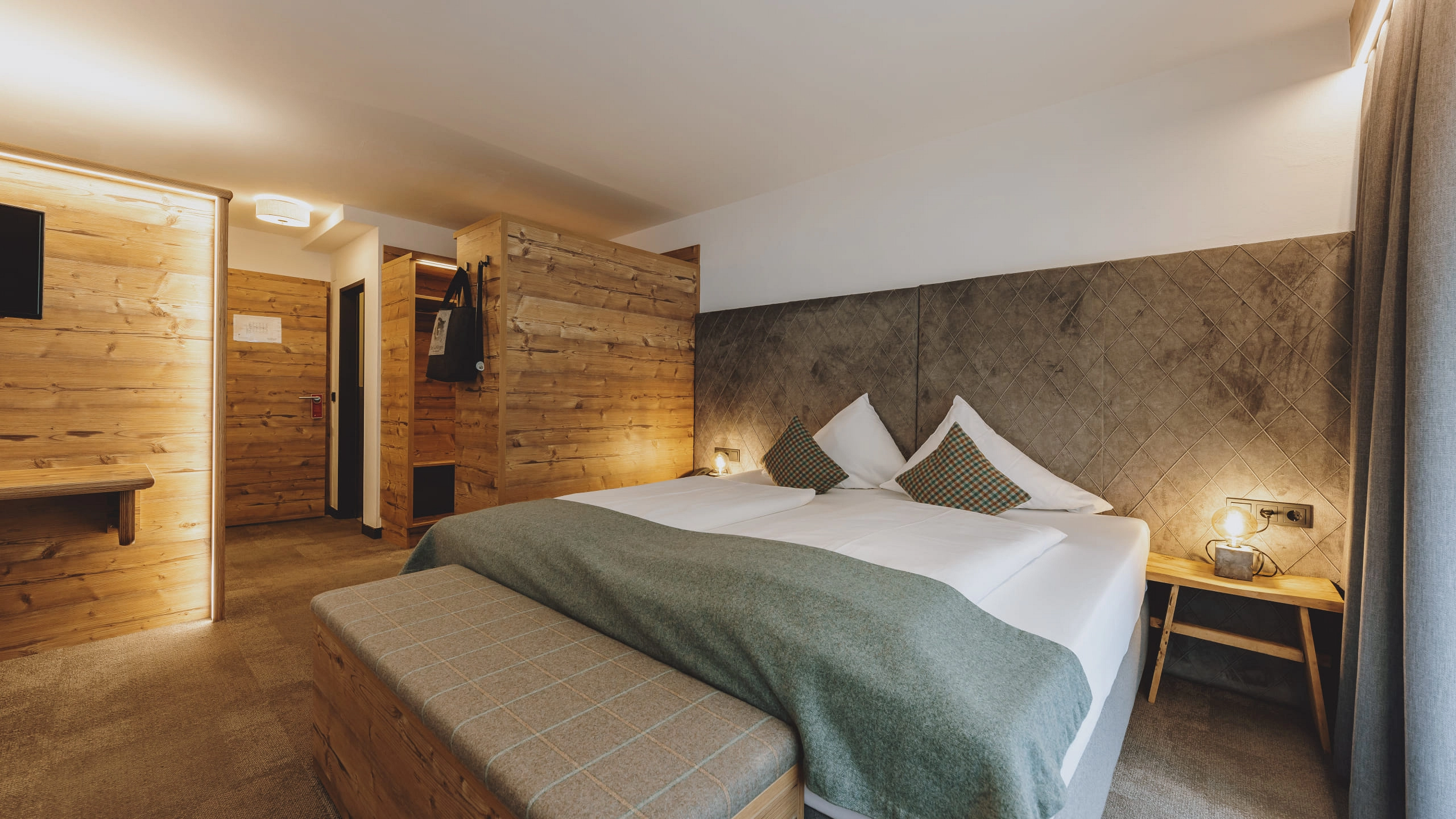 Moderne Zimmeransicht mit Holzdetails und Bett