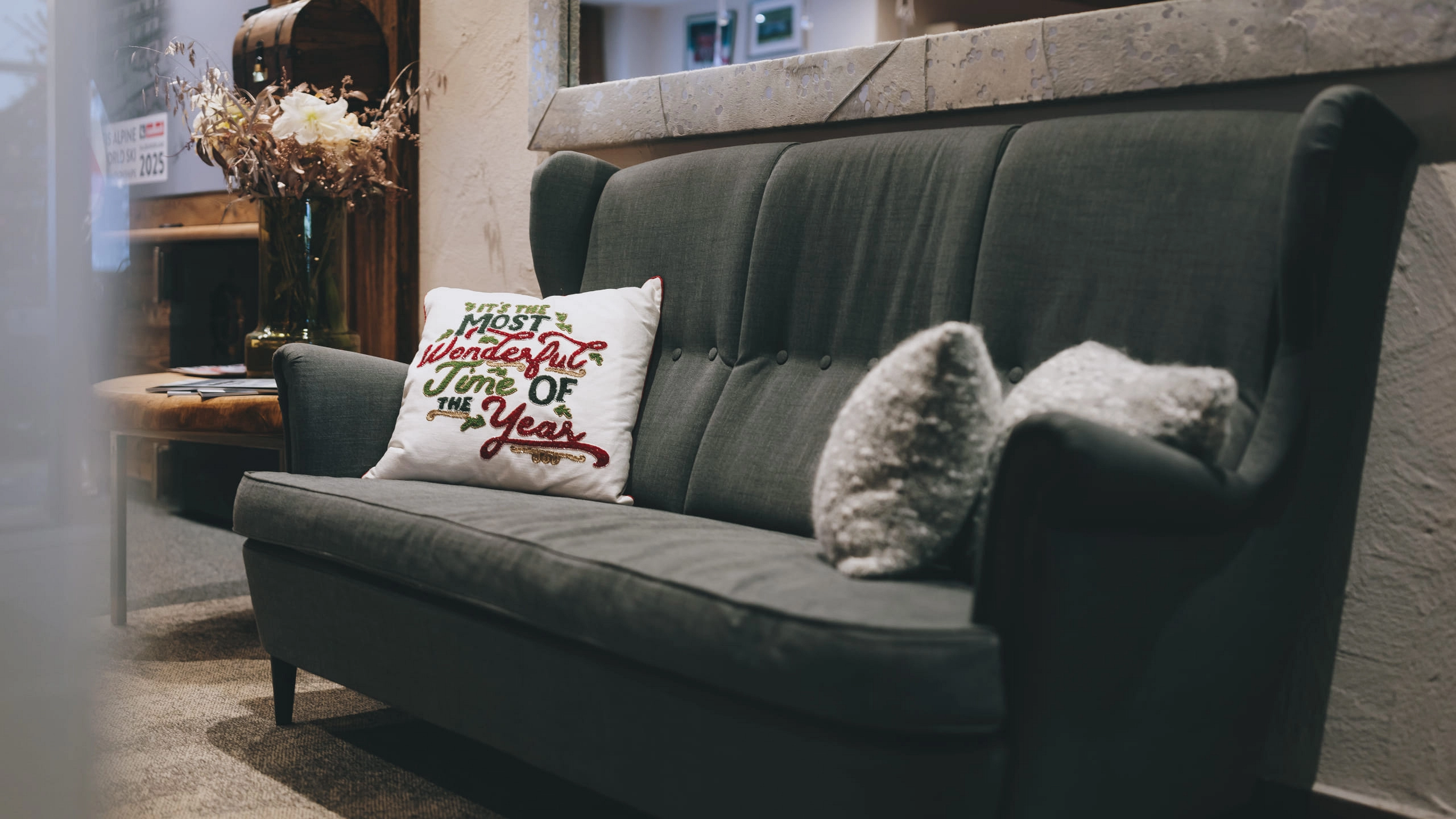 Wohnzimmer mit grauem Sofa und Kissen