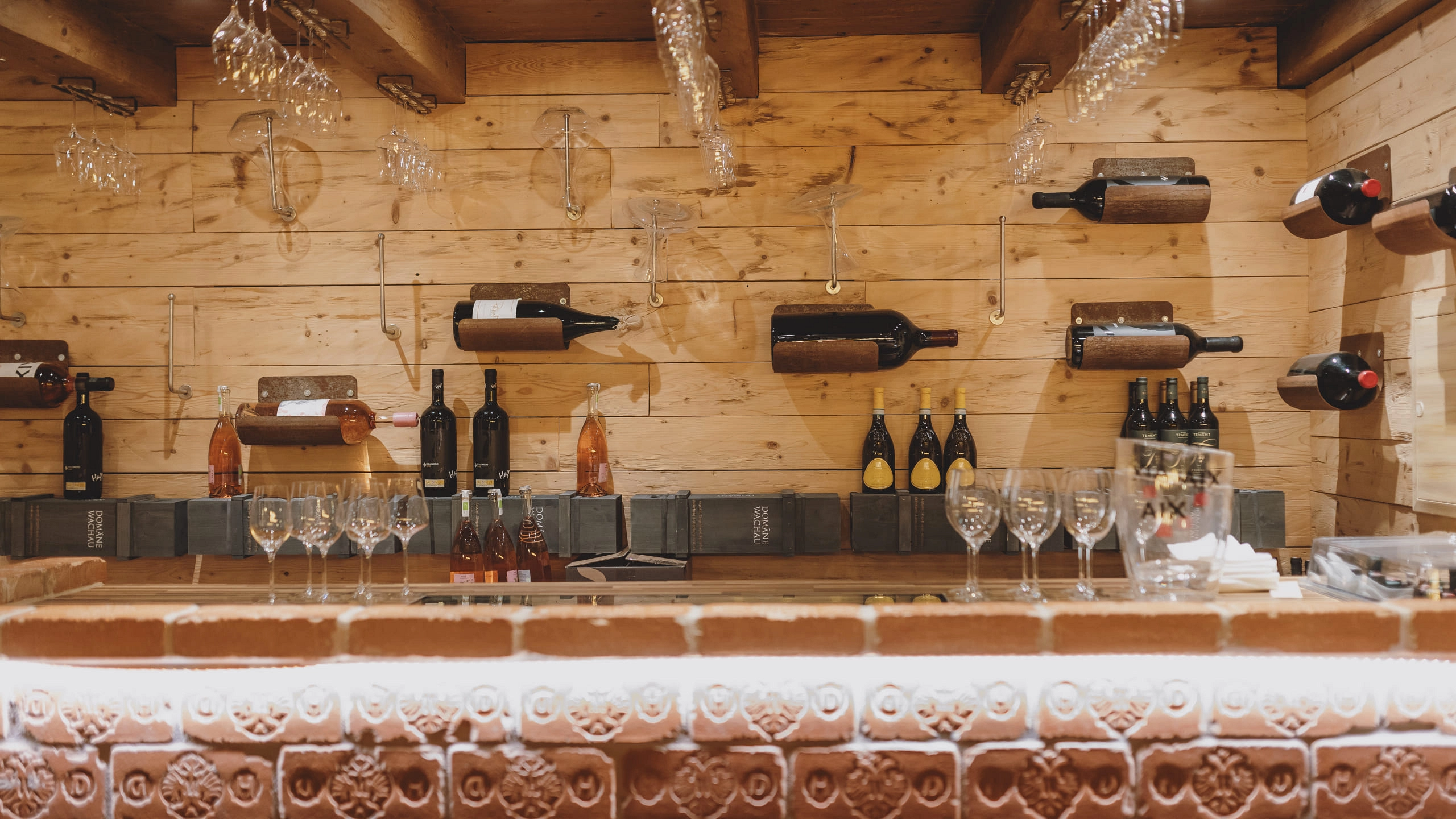 Innenansicht einer Weinlounge mit Regalen und Gläsern