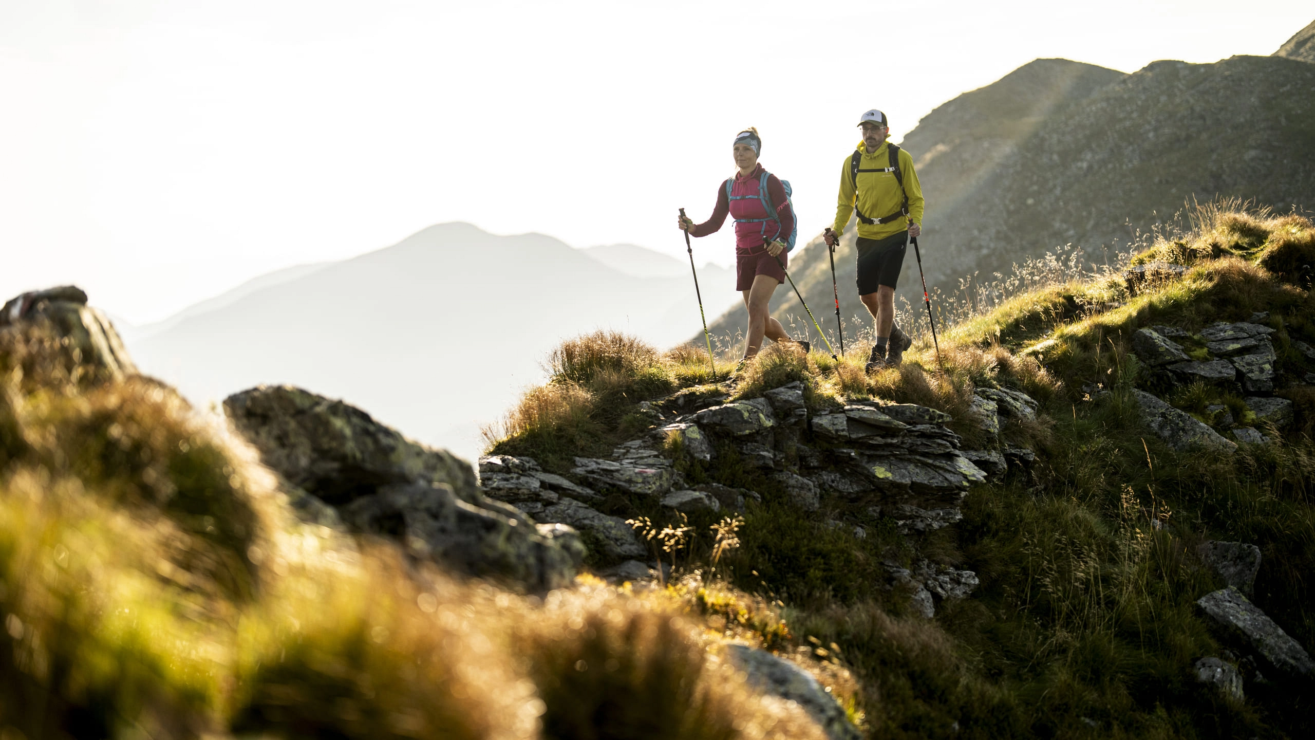 Wanderer auf einem Bergweg in Saalbach-Hinterglemm