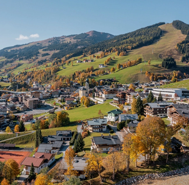 Blick auf Saalbach Hinterglemm im Herbst